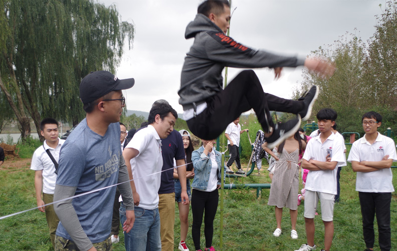 四个小队依次完成跨越横线，每个小伙伴脸上洋溢着愉悦的笑容！此时此刻结果如何并不重要，重要的是在游戏中我们收获了亲密无间的高度默契和队友间无条件的信任！